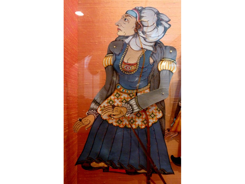 Charlotte-de-Bourbon-3rd-wife-vitrine-Delft