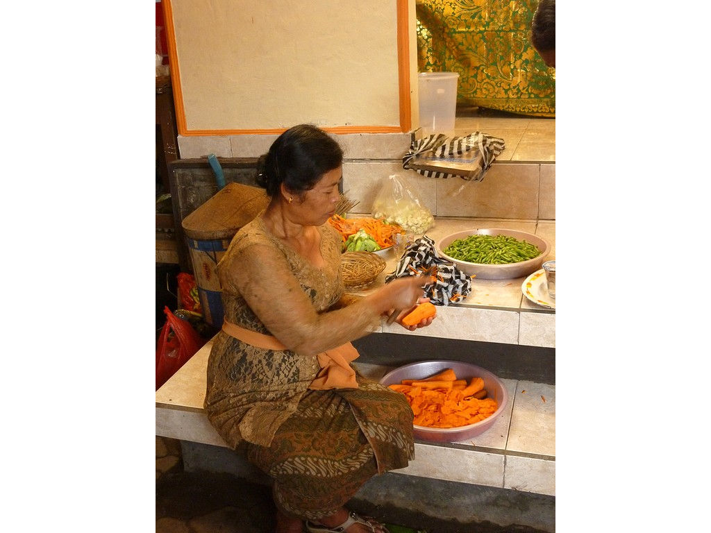 carrots-cutting-woman