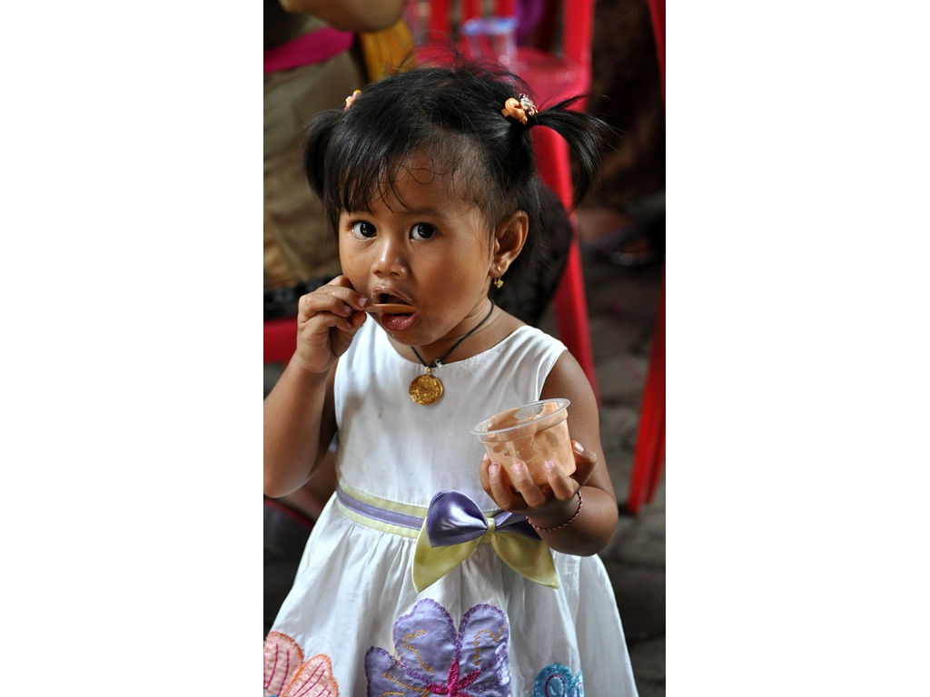 icecream-eating-girl-4.11.11-2