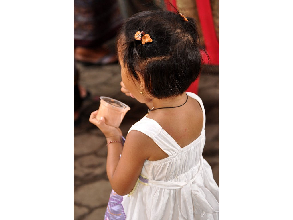 icecream-eating-girl-4.11.11