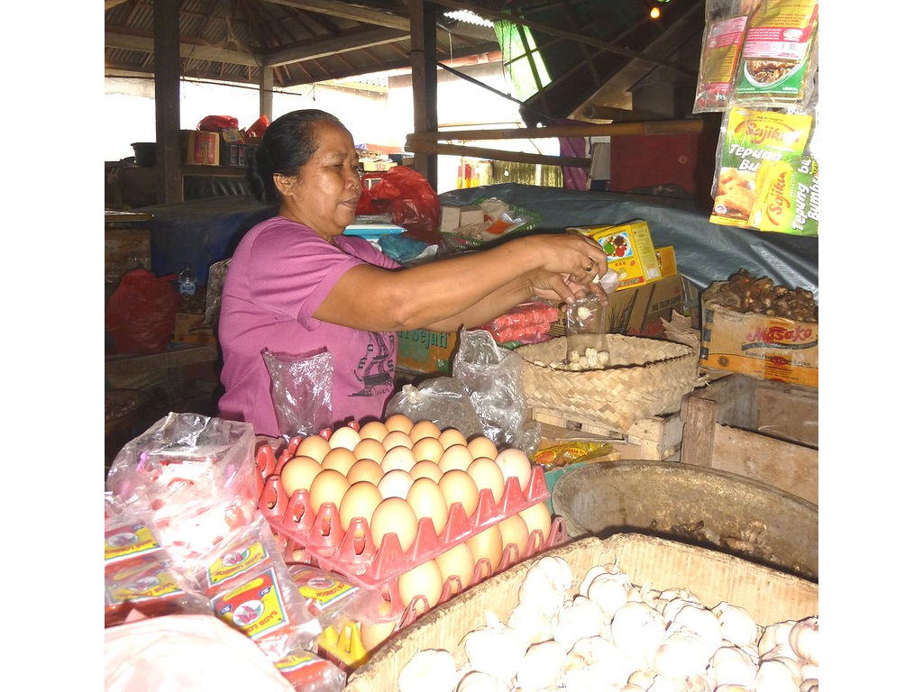 onions-buying-Nyomans-wife-Kramb-11