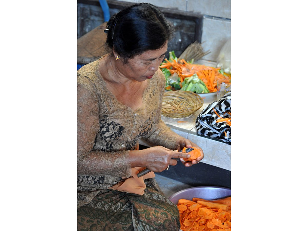 wortel-cutting-woman-kramb-4.11.11