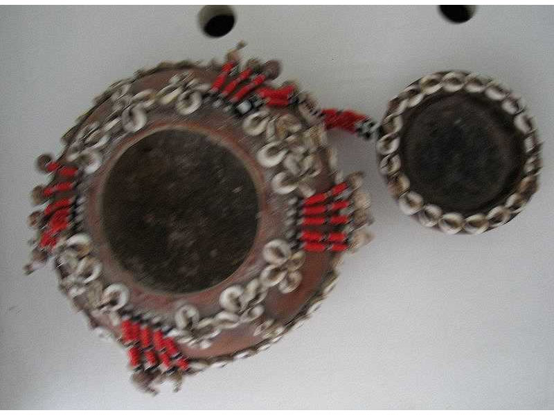 betellimebox-timor-beads-caurishells-open
