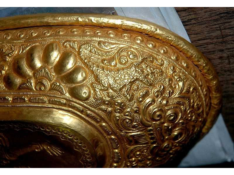 lelancang-gold-flower-ornament-crocodile