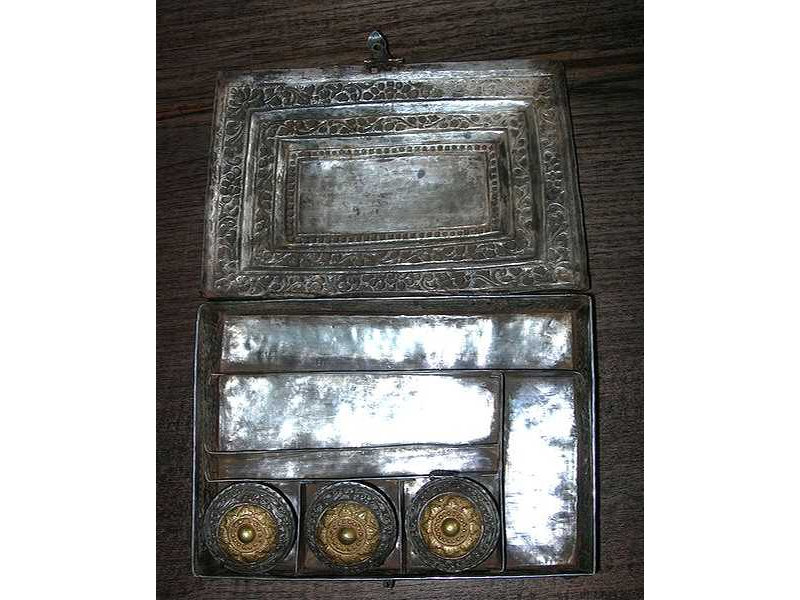 sirihbox-silver-gold-inside-open