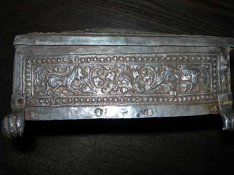 sirihbox-silver-gold-side1-monkey-flower-horse