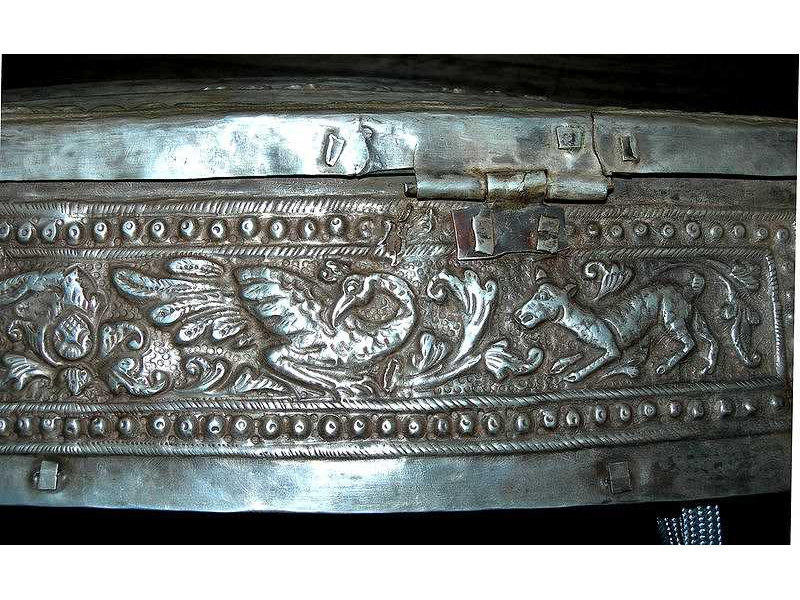 sirihbox-silver-gold-side2-rght-goose-jackal-ornament