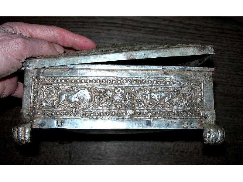 sirihbox-silver-gold-side3-bull-jackal-ornament-bis