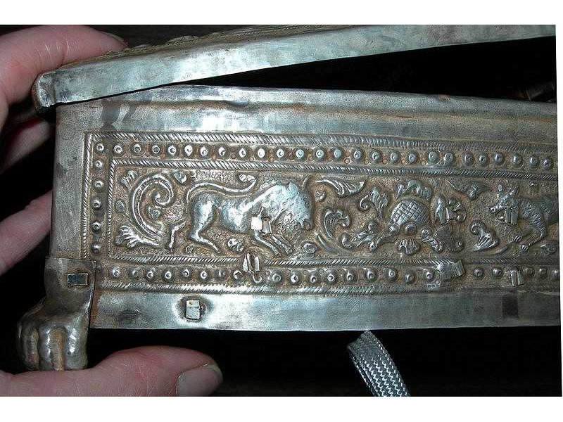 sirihbox-silver-gold-side3-lft-bull-flower-ornament