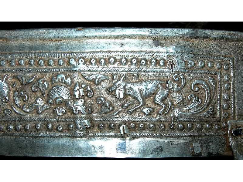 sirihbox-silver-gold-side3-rght-flower-jackal-ornament