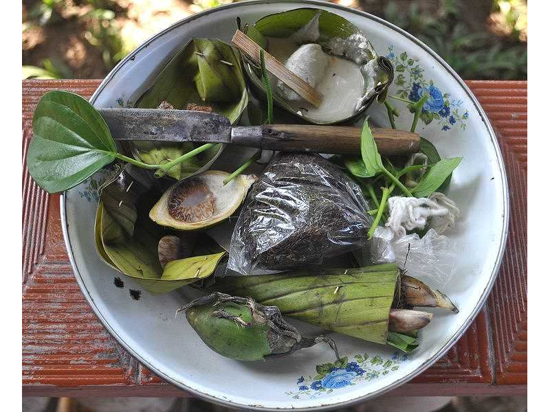 -sirih-pinang-lime-tobacco-knife-benang-plate