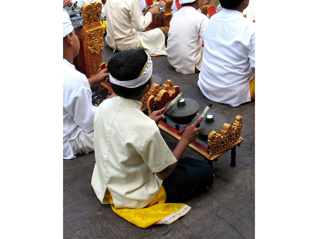 reyong-2-angklung-DYBaturiti-29.6.06
