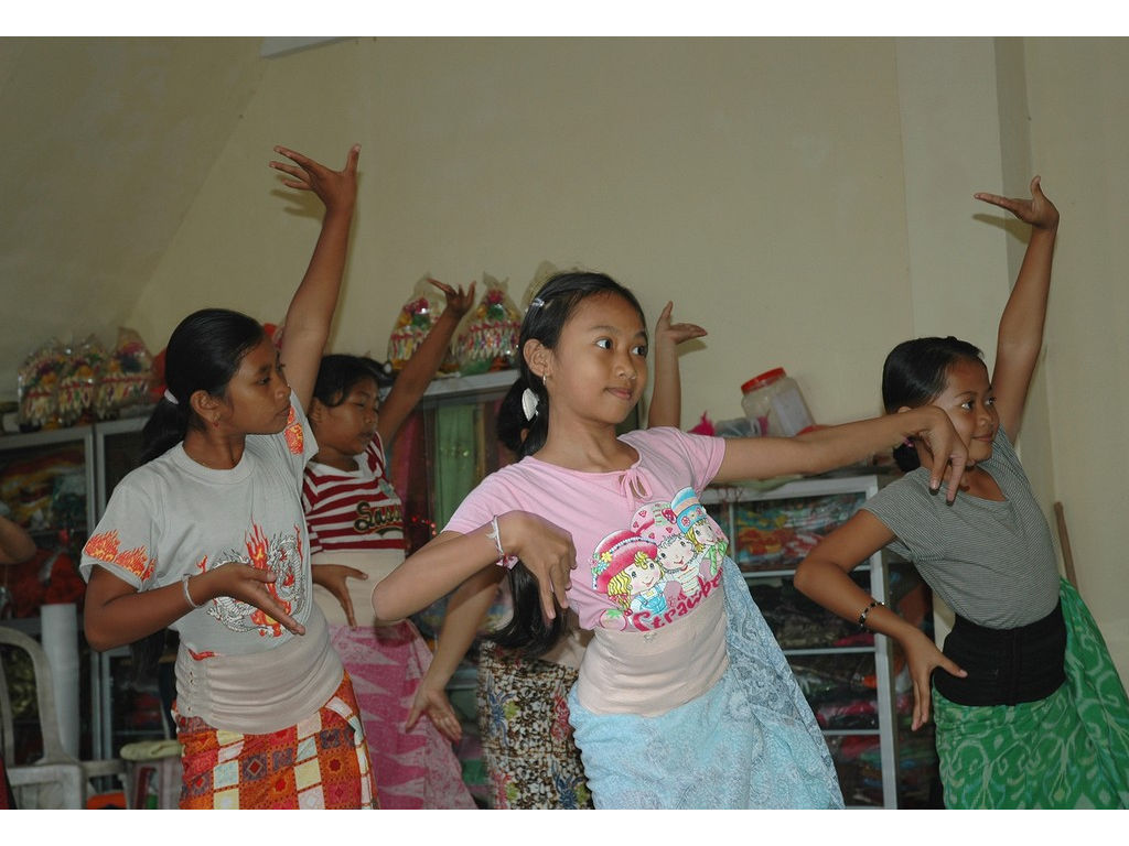 -girls-dance