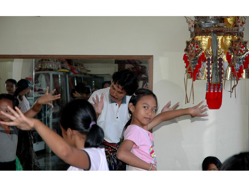 -Ketut-dance-girls-mirrors