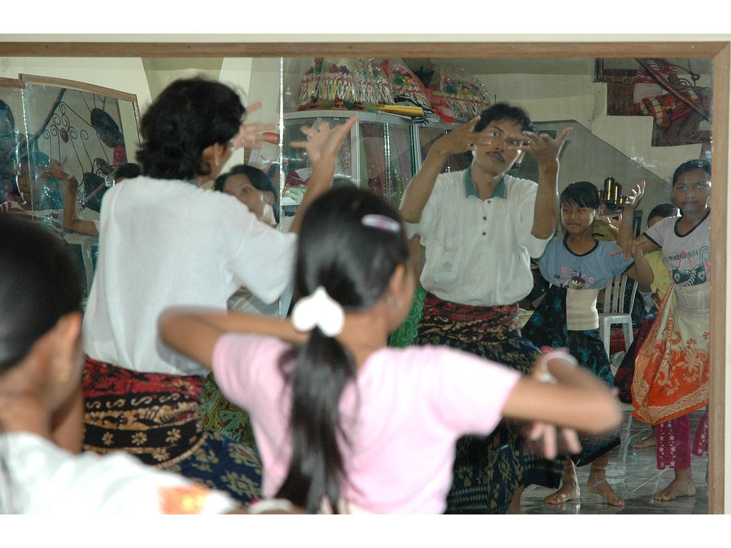 -Ketut-girls-dance-mirrors