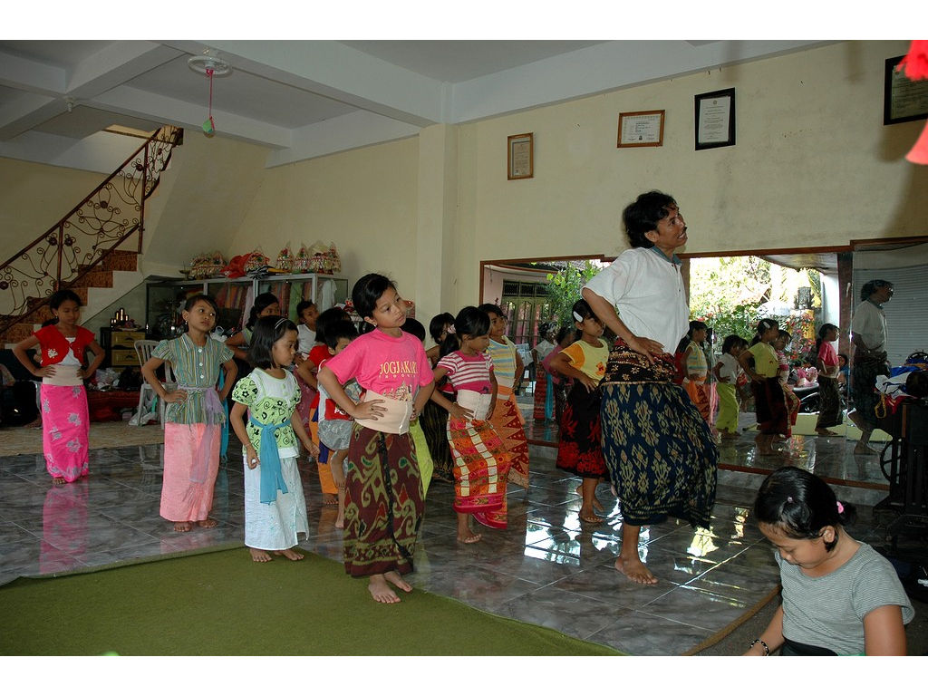 -Ketut-girls-dance-mirrors