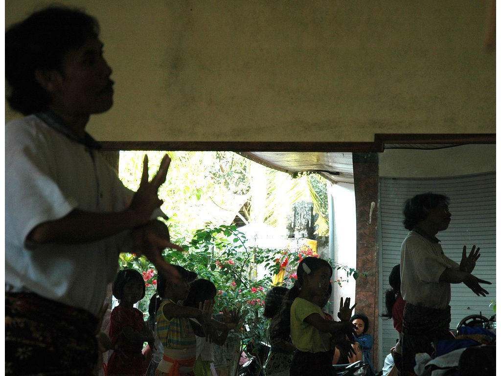 -Ketut-girls-mirrors