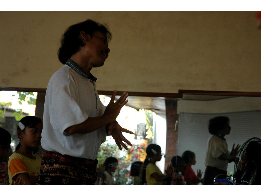 -Ketut-girls-mirrors