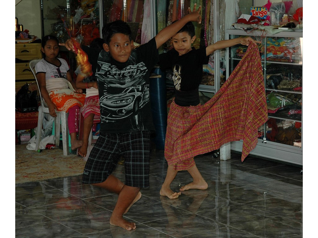 -boys-dance-mirrors