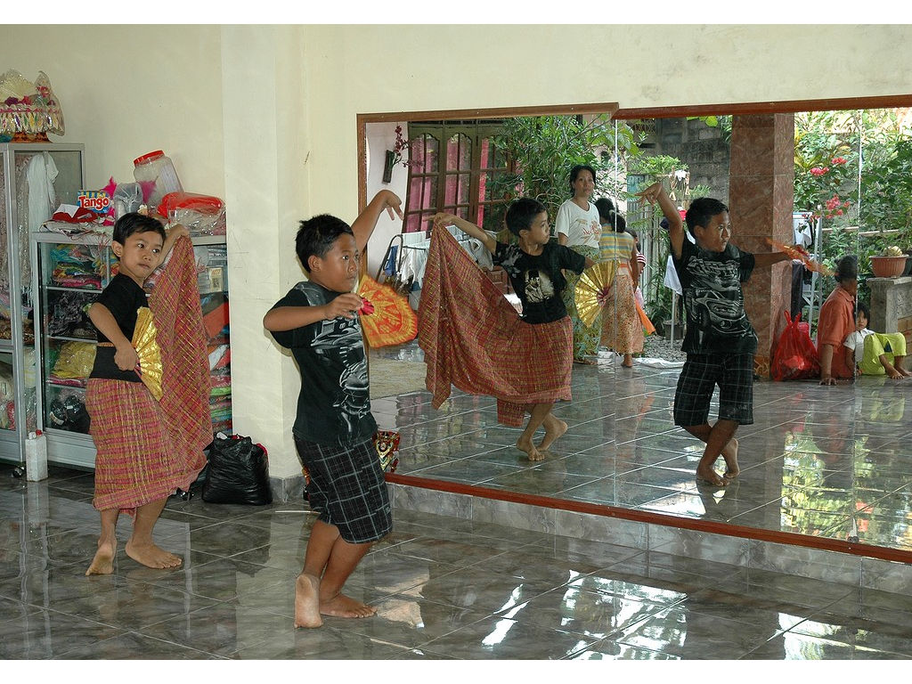 -boys-dance-nurrirs-teacher
