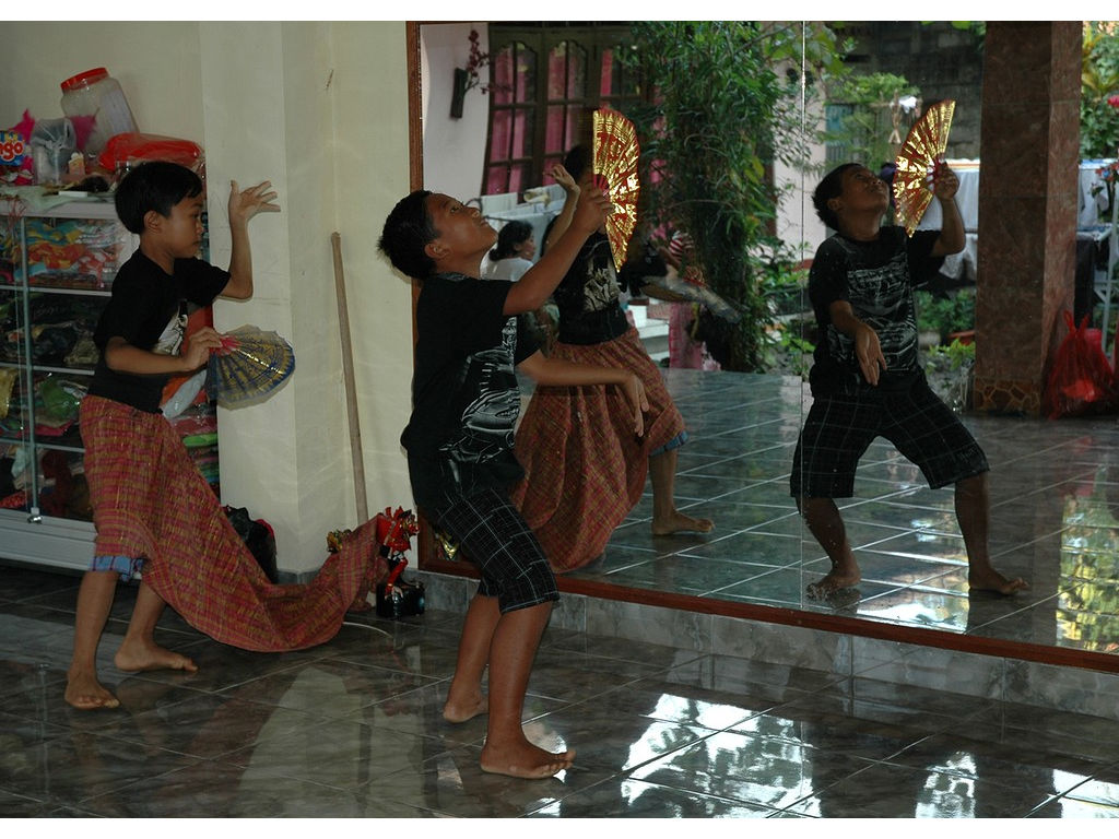 -boys-dance-mirrors-fans