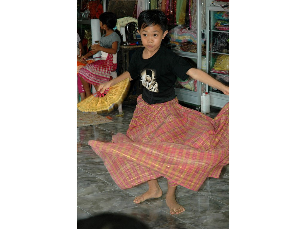 -boy-dance-fan