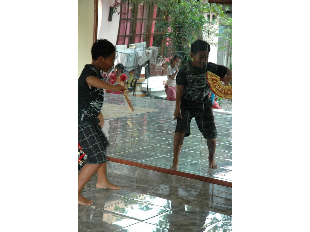 -boy-dance-mirrors-fan