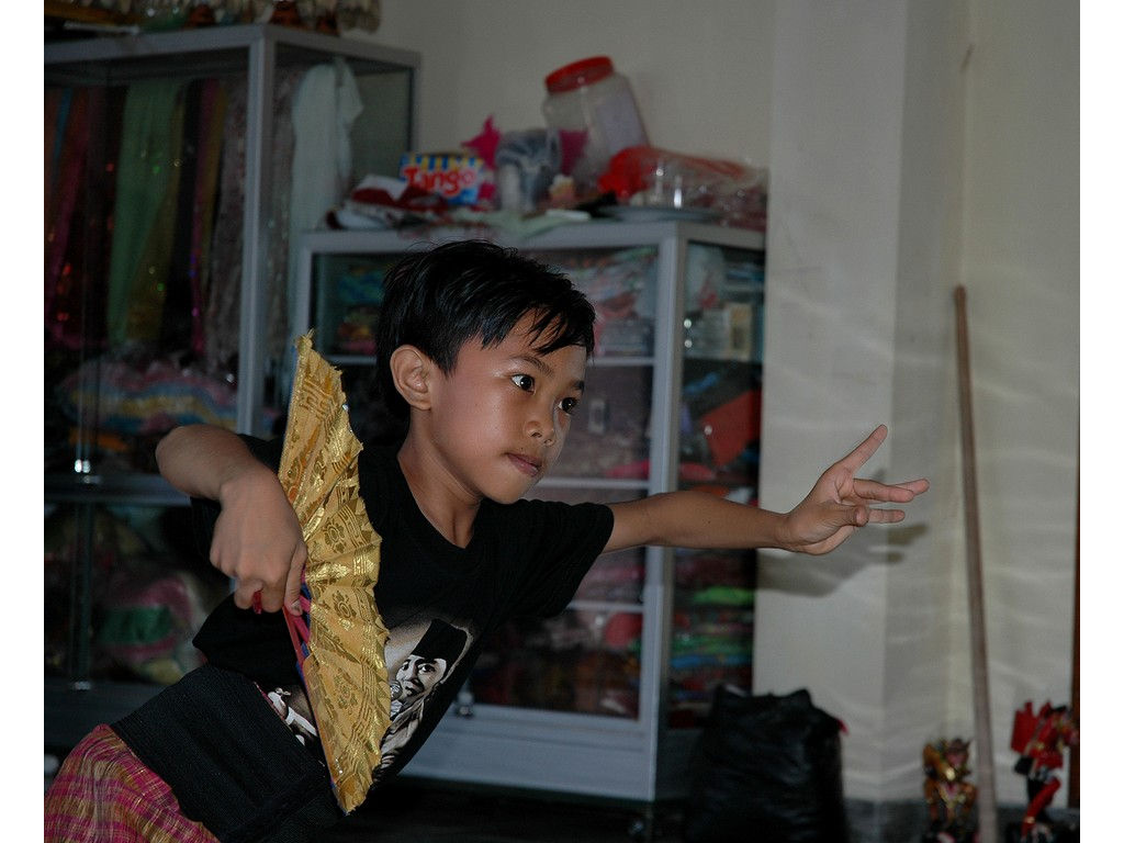 -boy-dance-fan