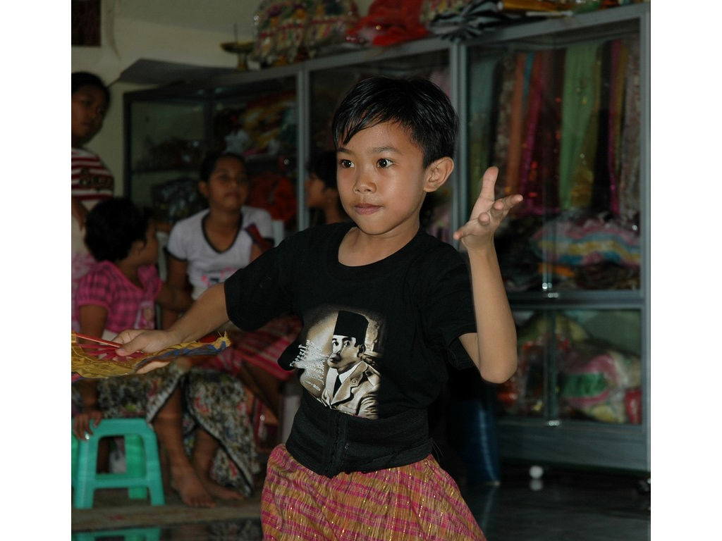 -boy-dance-fan
