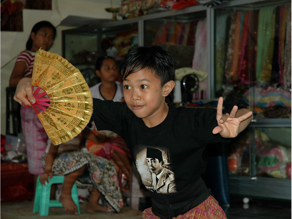 -boy-fan-dance