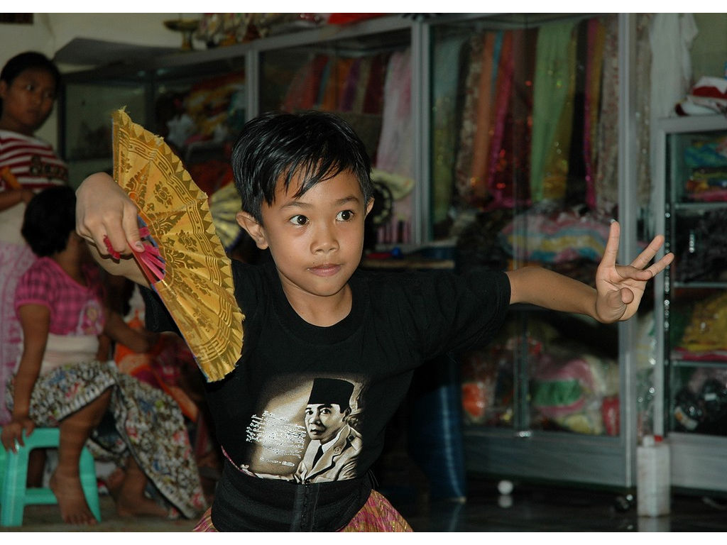 -boy-fan-dance