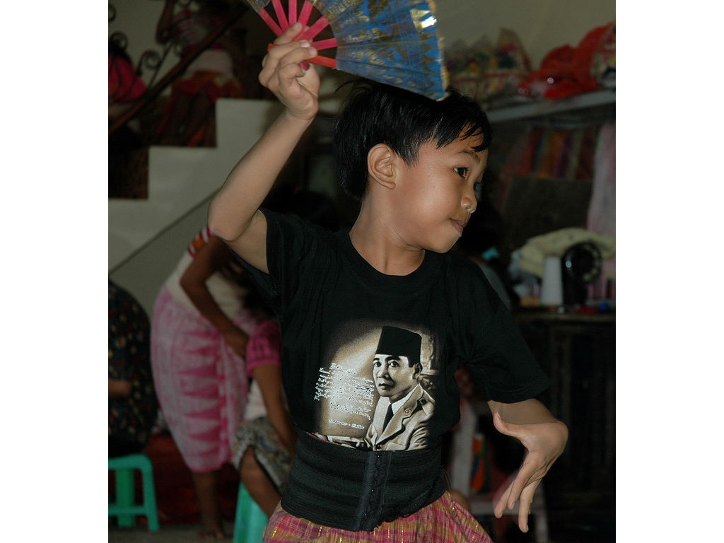 -boy-fan-dance