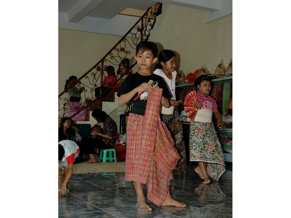 -boy-adjusting-kain-dance
