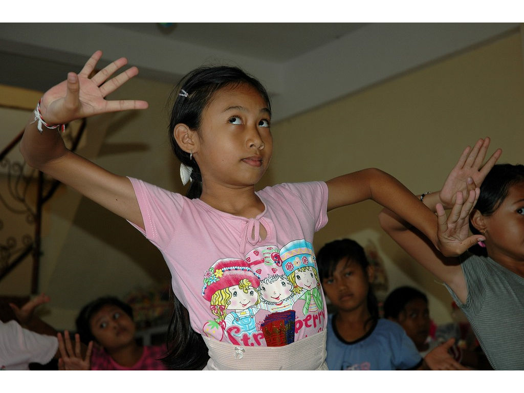 -girls-dance-nyeledet