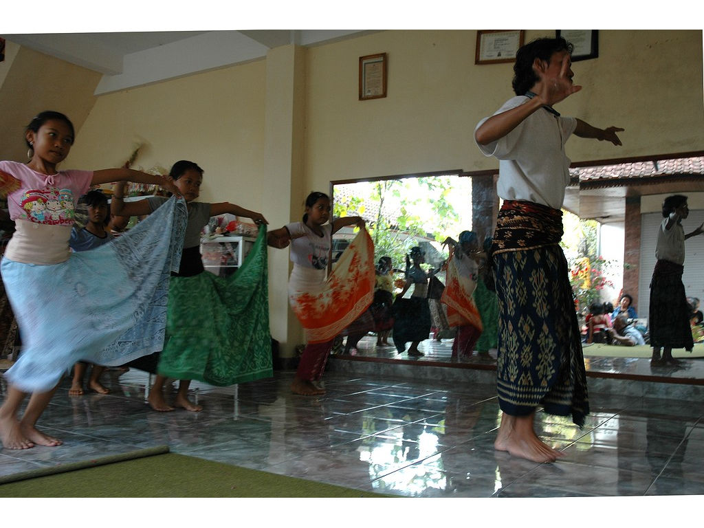 -girls-dance-ketut-mirrors