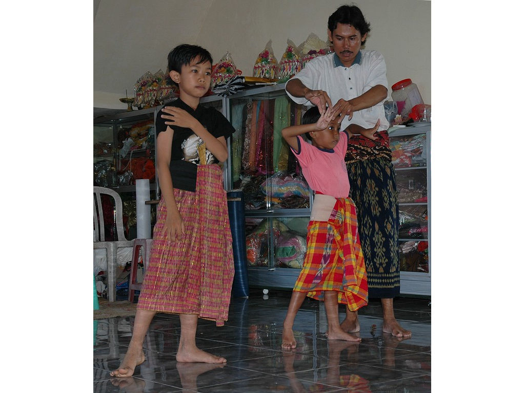 -boys-Yogi-Ketut-teaching-baris