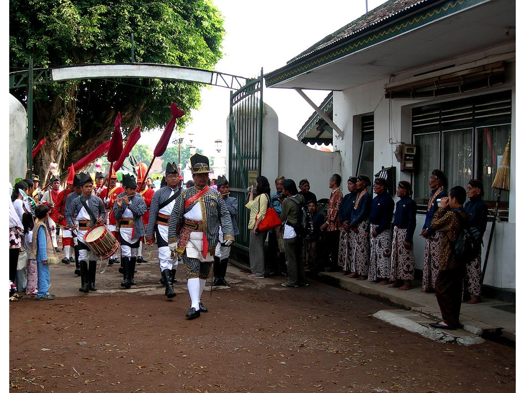 -musicians-Ketanggung-drum-flutes