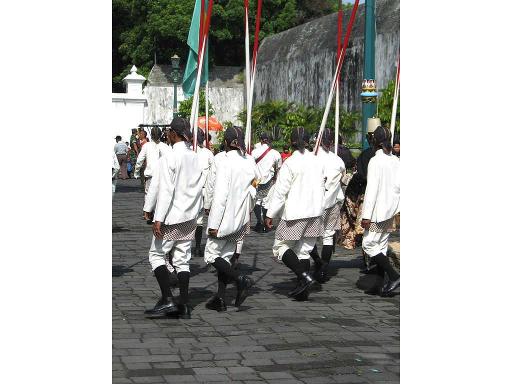 -Dahang-lances-white-kainpoleng-textile