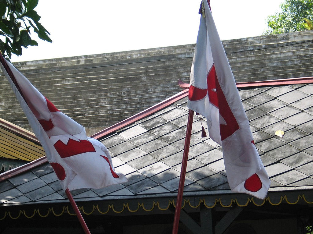 -gulaklapa-white-red-flag