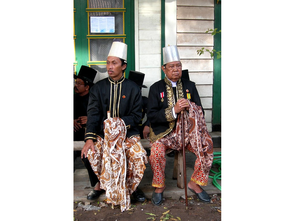 -armyheads-sitting-waiting