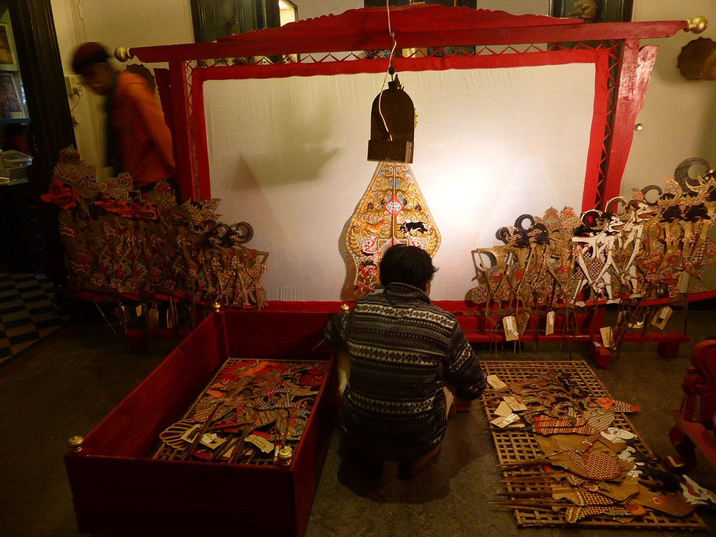 wayang-java-setup-screen-figures-lft-rght-gunungan-lamp-dalang-nanang-c.otto 