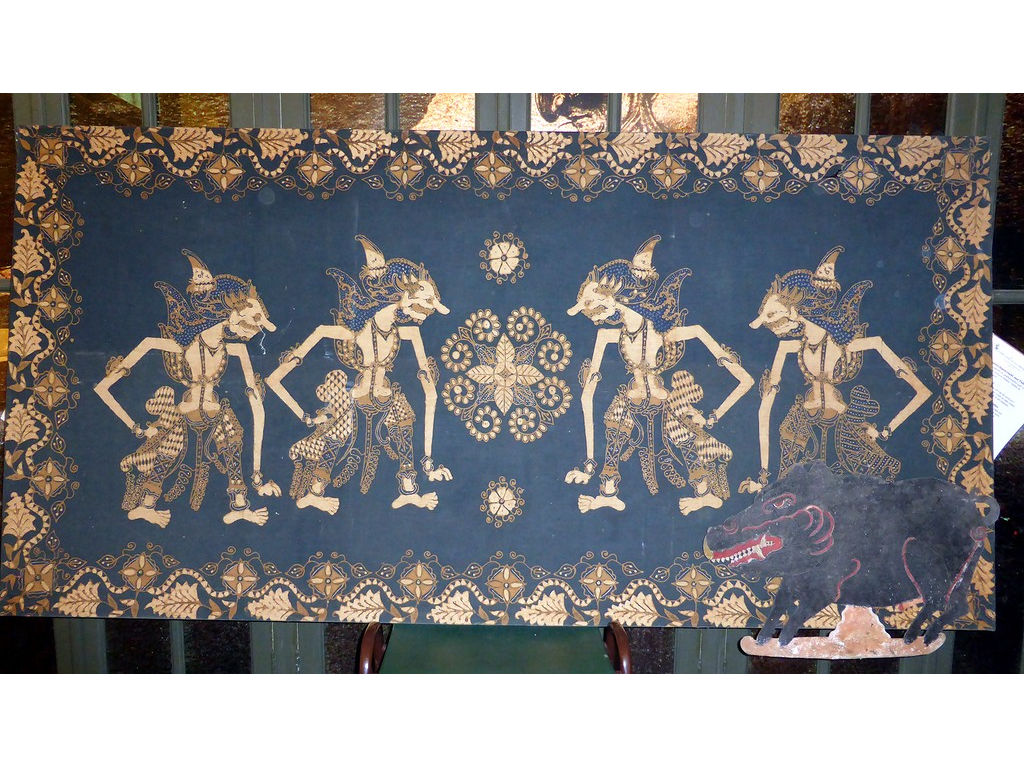 wayang-batik-cloth-4-figures-rosette-c.Otto 
